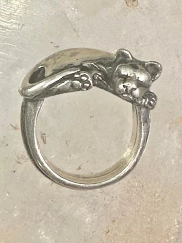 JAMES YESBERGER RING CAT BAND SIZE 5.25 STERLING SILVER WOMEN GIRLS: JAMES YESBERGER RING CAT BAND SIZE 5.25 STERLING SILVER WOMEN GIRLS James Yesberger ring cat band size 5.25 sterling silver women girls Size 5.25 Weight. 14g Length 5/8" Width. 7/8" Thinnest part of b