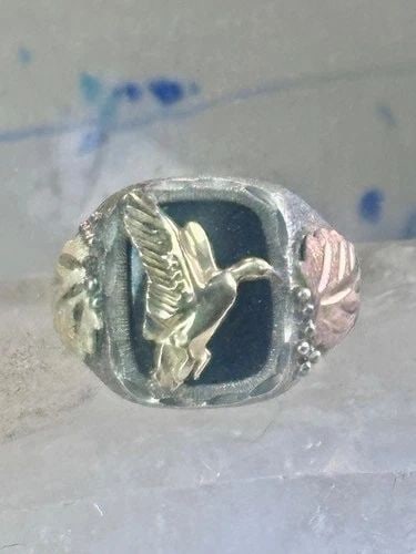BLACK HILLS GOLD RING ONYX BAND SIZE 10 DUCK GOOSE STERLING SILVER WOMEN MEN RGC: BLACK HILLS GOLD RING ONYX BAND SIZE 10 DUCK GOOSE STERLING SILVER WOMEN MEN RGC Black Hills Gold ring size 10 duck goose Sterling silver women men signed RGC Size 10 Weight. 7.7g Length. 5/8 " Width 
