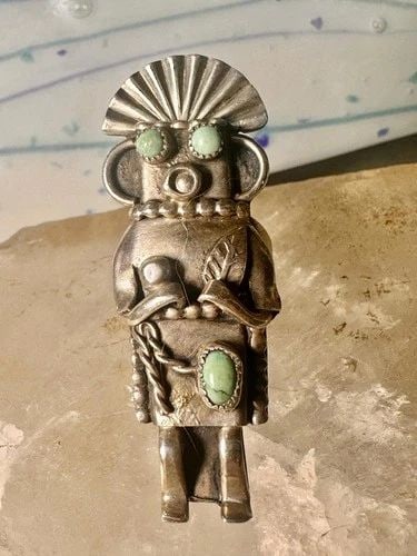 KACHINA RING NAVAJO TURQUOISE SIZE 5.25 STERLING SILVER WOMEN GIRLS: KACHINA RING NAVAJO TURQUOISE SIZE 5.25 STERLING SILVER WOMEN GIRLS Kachina ring Navajo turquoise size 5.25 Sterling Silver women girls Size is 5.25 Weight 10.6g Length 1. 7/8" Width 3/4" Thinnest par