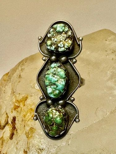 LONG TURQUOISE RING ROUGH CUT POLISHED SIZE 9.25 NAVAJO STERLING SILVER WOMEN: LONG TURQUOISE RING ROUGH CUT POLISHED SIZE 9.25 NAVAJO STERLING SILVER WOMEN Long Turquoise ring Rough Cut polished size 9.25 Navajo sterling silver women Size 9.25 Weight 13.2g Length 2" Width 3/4" 