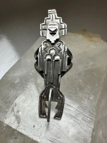 KACHINA RING SIZE 7.75 LONG SOUTHWEST STERLING SILVER WOMEN: KACHINA RING SIZE 7.75 LONG SOUTHWEST STERLING SILVER WOMEN Kachina ring size 7.75 long southwest sterling silver women signed Getco CO Size 7.75 Between a 7.75 and a size 8 Weight 9.3g Length 2" Widt