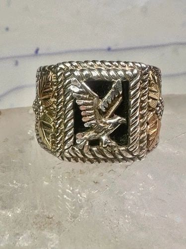 EAGLE RING BLACK HILLS GOLD W LEAVES ONYX SIZE 11 STERLING SILVER WOMEN MEN: EAGLE RING BLACK HILLS GOLD W LEAVES ONYX SIZE 11 STERLING SILVER WOMEN MEN Eagle ring Black Hills Gold w leaves onyx size 11 sterling silver women men Size 11 Weight 13.5g Length 5/8" Width. 1/2" Thi