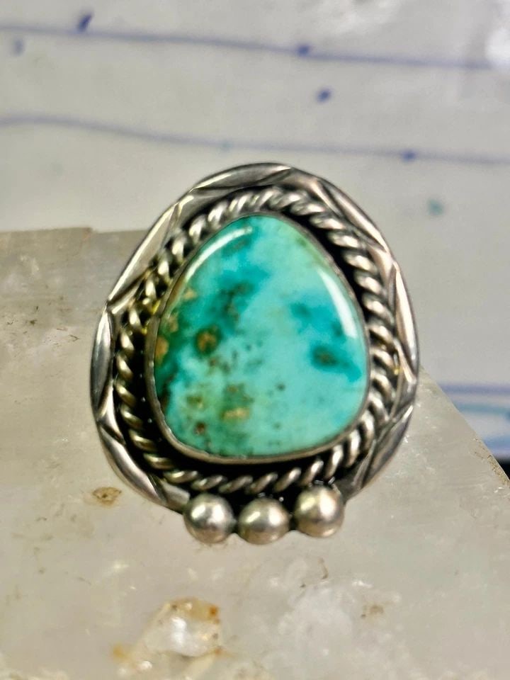 NAVAJO RING LARGE TURQUOISE VINTAGE STERLING SILVER SIZE 11 WOMEN MEN: NAVAJO RING LARGE TURQUOISE VINTAGE STERLING SILVER SIZE 11 WOMEN MEN Navajo ring large turquoise vintage sterling silver size 11 women men Size 11 Weight 17g Length. 1 1/4" Width 1" Thinnest part of 