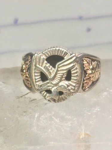 EAGLE RING BLACK HILLS GOLD W LEAVES ONYX SIZE 12 STERLING SILVER WOMEN MEN: EAGLE RING BLACK HILLS GOLD W LEAVES ONYX SIZE 12 STERLING SILVER WOMEN MEN Eagle ring Black Hills Gold w leaves onyx size 12 sterling silver women men Size 12 Weight 9.9g Length 5/8" Width. 5/8" Thin