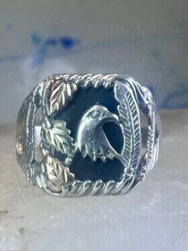 BLACK HILLS GOLD ONYX RING SIZE 11 EAGLE FEATHER STERLING SILVER WOMEN MEN 12K: BLACK HILLS GOLD ONYX RING SIZE 11 EAGLE FEATHER STERLING SILVER WOMEN MEN 12K Black Hills Gold onyx ring size 11 Eagle feather Sterling silver women men Detailed with 12K over the leaves. Size 11 Wei