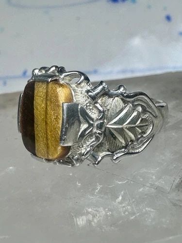BLACK HILLS GOLD RING TIGER EYE LEAVES BAND SIZE 9.75 STERLING SILVER WOMEN MEN: Black Hills gold ring Tiger Eye leaves band size 9.75 sterling silver women men Size 9.75 Weight. 6.7g Length 1/2" Width. 1/2" Thinnest part of band 3/16"