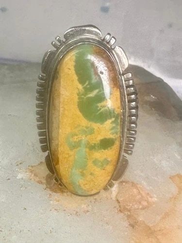 TURQUOISE RING NAVAJO SIZE 5.50 STERLING SILVER WOMEN: TURQUOISE RING NAVAJO SIZE 5.50 STERLING SILVER WOMEN Turquoise ring Navajo size 5.50 sterling silver women signed Francisco Size 5.50 Weight. 10.5g Length 1 1/8" Width. 5/8" Thinnest part of band 1/4