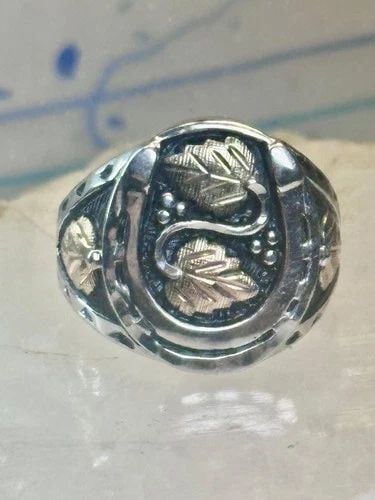 BLACK HILLS GOLD RING HORSESHOE GOOD LUCK SIZE 10 STERLING SILVER WOMEN MEN: BLACK HILLS GOLD RING HORSESHOE GOOD LUCK SIZE 10 STERLING SILVER WOMEN MEN Black Hills Gold ring Horseshoe Good Luck size 10 sterling silver women men Size 10 Weight. 8.9g Length 3/4" Width 1/2" Thin