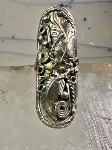 LONG NAVAJO RING SIZE 8 SQUASH BLOSSOM LEAVES STERLING SILVER WOMEN: LONG NAVAJO RING SIZE 8 SQUASH BLOSSOM LEAVES STERLING SILVER WOMEN Long Navajo ring size 8 squash blossom leaves sterling silver women Size 8 Weight 14.1g Length 2" Width. 5/8" Thinnest part of band 