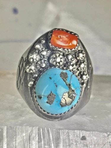 VINTAGE NAVAJO TURQUOISE CORAL SIZE 11 STERLING SILVER WOMEN MEN: VINTAGE NAVAJO TURQUOISE CORAL SIZE 11 STERLING SILVER WOMEN MEN Vintage Navajo Turquoise Coral size 11 sterling silver women men Size 11 Weight 21.4g Length 1" Width 1/2" Thinnest part of the band 3/