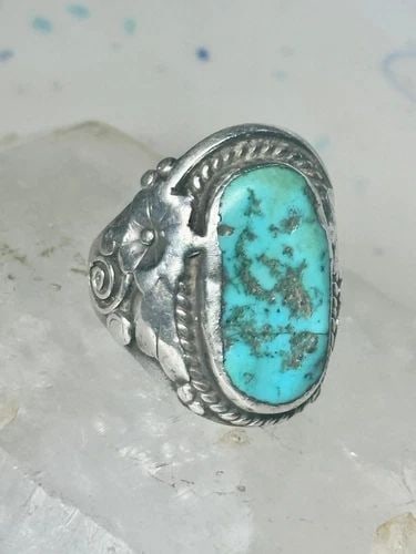 NAVAJO RING TURQUOISE SIZE 8.25 FLORAL STERLING SILVER WOMEN MEN: NAVAJO RING TURQUOISE SIZE 8.25 FLORAL STERLING SILVER WOMEN MEN Navajo Ring turquoise size 8.25 floral sterling silver women men Stone had natural flaws is solid in setting Size 8.25 Weight 21.6g Len