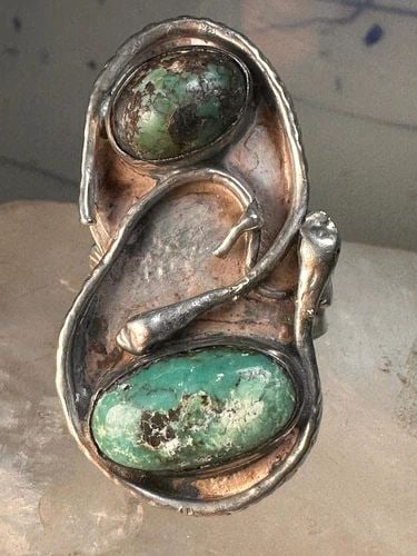 SNAKE RING NAVAJO TURQUOISE DOUBLE SNAKES LEAF SIZE 9 STERLING SILVER WOMEN MEN: SNAKE RING NAVAJO TURQUOISE DOUBLE SNAKES LEAF SIZE 9 STERLING SILVER WOMEN MEN Size 9 Weight 20.6g Length 1. 1/2" Widest part of the ring 7/8" Thinnest part of band in back 1/4"
