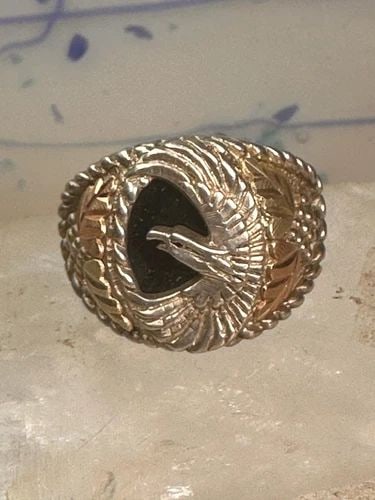EAGLE RING BLACK HILLS GOLD SIZE 10 ONYX STERLING SILVER WOMEN MEN: EAGLE RING BLACK HILLS GOLD SIZE 10 ONYX STERLING SILVER WOMEN MEN Eagle ring Black Hills Gold size 10 Onyx sterling silver women men Size 10 Weight. 11.6g Length. 3/4" Width 5/8" Thinnest part of ban