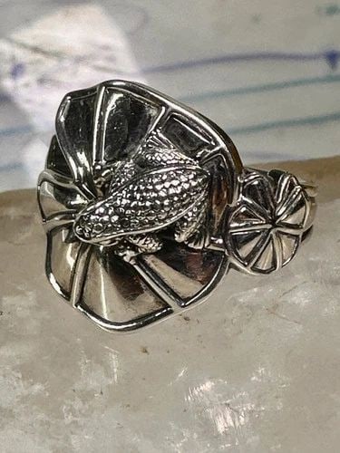 FROG RING ON LILY PAD A KIESELSTEIN RC STUDIO SIZE 9 STERLING SILVER: FROG RING ON LILY PAD A KIESELSTEIN RC STUDIO SIZE 9 STERLING SILVER Frog ring on lily pad a Kieselstein RC Studio size 9 sterling silver Size 9 Weight 8.5g Length 3/4" Width 3/4" Thinnest part of ban