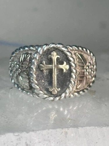 BLACK HILLS GOLD RING RELIGIOUS CROSS SIZE 10.75 VINTAGE STERLING SILVER MEN WOM: BLACK HILLS GOLD RING RELIGIOUS CROSS SIZE 10.75 VINTAGE STERLING SILVER MEN WOM Black Hills Gold ring religious Cross Size 10.75 Vintage sterling silver men women Size 10.75 Between a size 10.75 and 