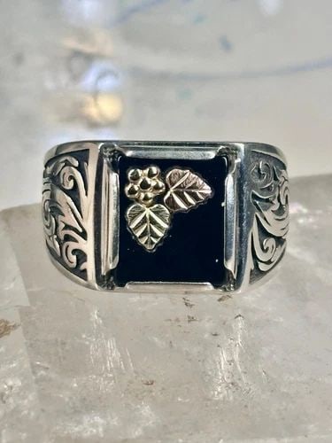 BLACK HILLS GOLD RING LEAVES ONYX BAND SIZE 11 STERLING SILVER MEN: BLACK HILLS GOLD RING LEAVES ONYX BAND SIZE 11 STERLING SILVER MEN Black Hills Gold ring Leaves Onyx band size 11 sterling silver men Size 11 Weight. 15.5g Length. 5/8" Width. 5/8" Thinnest part of ba