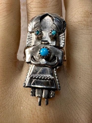 KACHINA RING NAVAJO SIZE 6.25 TURQUOISE STERLING SILVER WOMEN: KACHINA RING NAVAJO SIZE 6.25 TURQUOISE STERLING SILVER WOMEN Kachina ring Navajo size 6.25 turquoise sterling silver women Size 6.25 Weight 4.5g Length. 1. 1/2" Width 5/8" Thinnest part of band 1/8"