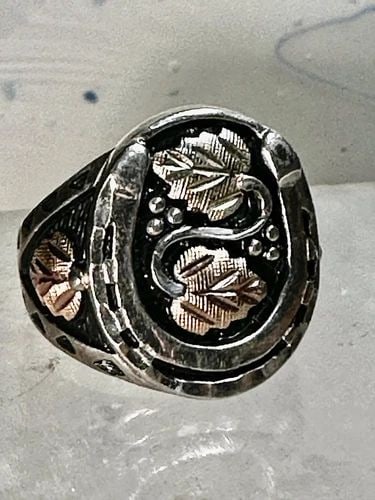 HORSESHOE RING BLACK HILLS GOLD BAND SIZE 7.75 GOOD LUCK LEAVES STERLING SILVER: HORSESHOE RING BLACK HILLS GOLD BAND SIZE 7.75 GOOD LUCK LEAVES STERLING SILVER Horseshoe ring Black Hills Gold band size 7.75 Good Luck leaves sterling silver band women men Size 7.75 Between a size 