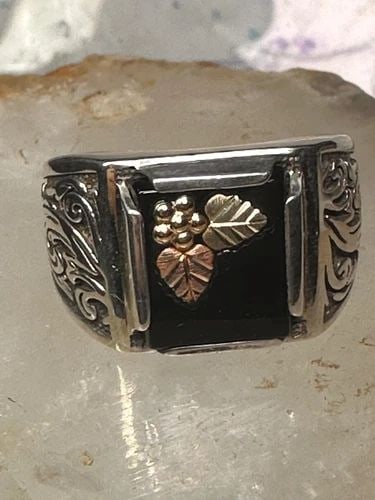 BLACK HILLS GOLD RING LEAVES BAND SIZE 11 STERLING SILVER WOMEN MEN: BLACK HILLS GOLD RING LEAVES BAND SIZE 11 STERLING SILVER WOMEN MEN Black Hills Gold ring leaves band size 11 sterling silver women men Size 11 Weight 16.7g Length. 5/8" Width 1/2" Band in back 7/32"