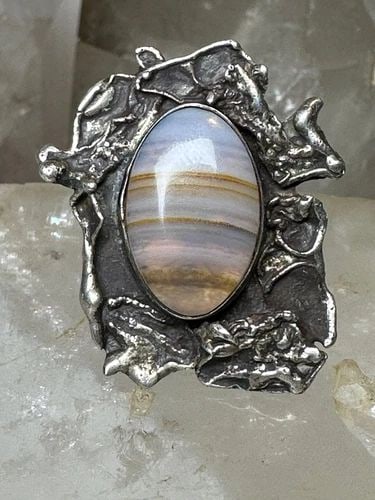 AGATE RING SIZE 6 BRUTALIST STERLING SILVER WOMEN: AGATE RING SIZE 6 BRUTALIST STERLING SILVER WOMEN Agate ring size 6 Brutalist sterling silver women Size 6 Weight. 7.8g Length 1 1/8" Width 1 1/32" Thinnest part of band 3/32"