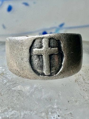 GUSTERMAN RING SIZE 6 CROSS RELIGIOUS STERLING SILVER WOMEN MEN GEORGETOWN: GUSTERMAN RING SIZE 6 CROSS RELIGIOUS STERLING SILVER WOMEN MEN GEORGETOWN Gusterman ring size 6 Cross Religious sterling silver women men Georgetown Size 6 Between a size 6 and a size 6.25 Weight 5.5