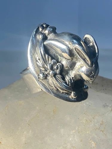 RABBIT RING SIZE 5.25 ANIMAL BAND STERLING SILVER WOMEN GIRLS: RABBIT RING SIZE 5.25 ANIMAL BAND STERLING SILVER WOMEN GIRLS Rabbit ring animal band sterling silver women girls Size 5.25 Between a size 5.25 and a size 5.50 Weight 21.2g Length. 1 1/4" Width. 3/4" 