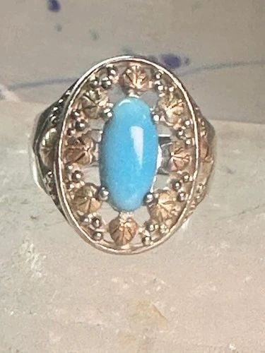 BLACK HILLS GOLD RING TURQUOISE SIZE 8 STERLING SILVER WOMEN: BLACK HILLS GOLD RING TURQUOISE SIZE 8 STERLING SILVER WOMEN Black Hills Gold ring turquoise size 8 sterling silver women Size. 7.75 Between a size 7.75 and a size 8 closer to a size 8 Weight 7.6g Len