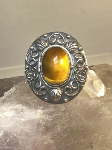 POISON RING TIGER EYE FLORAL FLOWERS STERLING SILVER WOMEN: POISON RING TIGER EYE FLORAL FLOWERS STERLING SILVER WOMEN Poison ring Tiger Eye floral flowers sterling silver women Size 7.50 Weight. 17.9g Length. 1 5/8" Width. 1 3/8" Thinnest part of band 3/16"