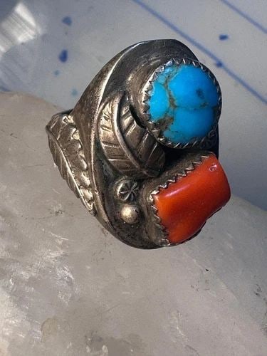NAVAJO RING TURQUOISE LEAF CORAL BAND SIZE 10 STERLING SILVER WOMEN MEN: NAVAJO RING TURQUOISE LEAF CORAL BAND SIZE 10 STERLING SILVER WOMEN MEN Navajo ring turquoise leaf coral band size 10 sterling silver women men Size 10 Weight 21.1g Length 1. 1/8 Width 3/4" Thinnest p