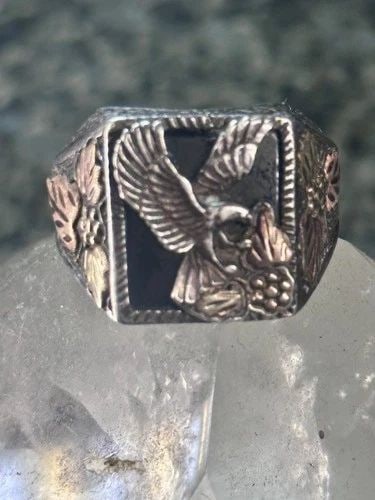 BLACK HILLS GOLD EAGLE RING ONYX SIZE 12.25 STERLING SILVER WOMEN MEN: BLACK HILLS GOLD EAGLE RING ONYX SIZE 12.25 STERLING SILVER WOMEN MEN Black Hills Gold Eagle ring Onyx size 12.25 Sterling silver women men Size 12.25 Weight. 11.4g Length. 3/4" Width 5/8" Thinnest pa
