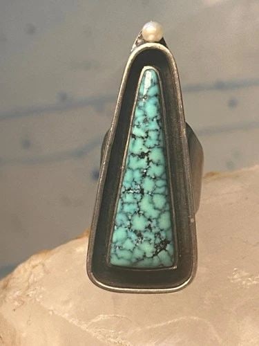 NAVAJO LONG RING TURQUOISE PEARL GEOMETRIC SIZE 5.75 STERLING SILVER WOMEN: NAVAJO LONG RING TURQUOISE PEARL GEOMETRIC SIZE 5.75 STERLING SILVER WOMEN Navajo long ring turquoise geometric pearl size 5.75 sterling silver women Size 5.75 Weight 17.2g Length 1. 3/4" Width 3/4" T