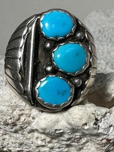 TURQUOISE RING NAVAJO SIZE 10 STERLING SILVER WOMEN MEN: TURQUOISE RING NAVAJO SIZE 10 STERLING SILVER WOMEN MEN Turquoise ring Navajo size 10 sterling silver women men Size 10 Between a size 10 and a size 10.25 Weight. 15.8g Length 1/2" Width 1/2" Thinnest