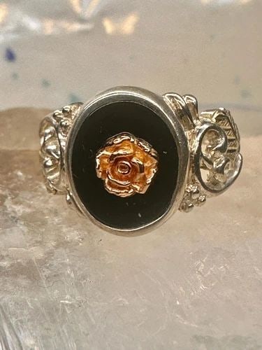 BLACK HILLS GOLD RING ONYX FLOWER ROSE SIZE 7.25 STERLING SILVER WOMEN: BLACK HILLS GOLD RING ONYX FLOWER ROSE SIZE 7.25 STERLING SILVER WOMEN Black Hills Gold ring onyx flower rose size 7.25 sterling silver women Size 7.25 Weight 4.6g Width 1/2" Thinnest part of band 1/8