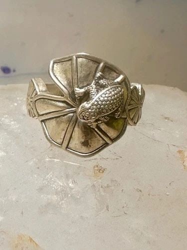 FROG RING ON LILY PAD BY KC STUDIO SIZE 9 TURQUOISE STERLING SILVER WOMEN: FROG RING ON LILY PAD BY KC STUDIO SIZE 9 TURQUOISE STERLING SILVER WOMEN Frog Ring on Lily Pad by KC Studio size 9 turquoise sterling silver women Size 9 Weight 8.8g Width 3/4" Band in Back 5/32"