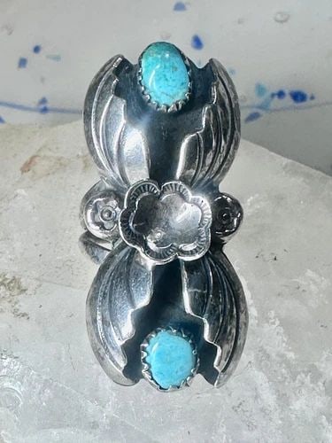 NAVAJO RING TURQUOISE LEAVES SIZE 5.5 STERLING SILVER WOMEN: NAVAJO RING TURQUOISE LEAVES SIZE 5.5 STERLING SILVER WOMEN Navajo ring turquoise leaves size 5.5 sterling silver women Size 5.50 Weight 10.3g Length 1. 1/2" Width 5/8" Band in Back 1/8"