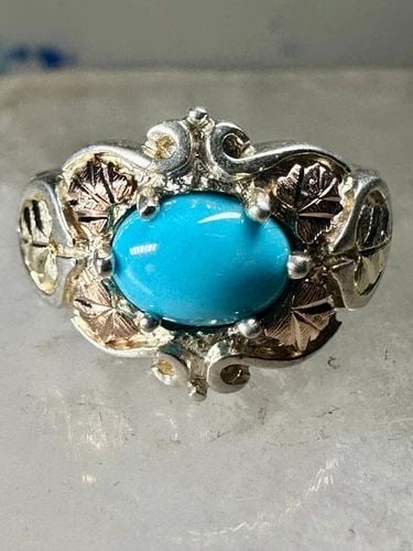 BLACK HILLS GOLD RING TURQUOISE FLORAL LEAVES BAND SIZE 5.25 STERLING SILVER WOM: BLACK HILLS GOLD RING TURQUOISE FLORAL LEAVES BAND SIZE 5.25 STERLING SILVER WOM Black Hills Gold ring turquoise floral leaves band size 5.25 sterling silver women Size 5.25 Weight 3.7g Width 1/2" Thi