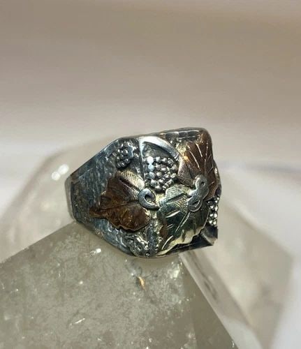 EAGLE RING BLACK HILLS GOLD BAND STERLING SILVER 10K WOMEN MEN: EAGLE RING BLACK HILLS GOLD BAND STERLING SILVER 10K WOMEN MEN Leaves ring Black Hills Gold band sterling silver 10K women men Detailed w 10K on the leaves over sterling silver Size 10.50 Between a si