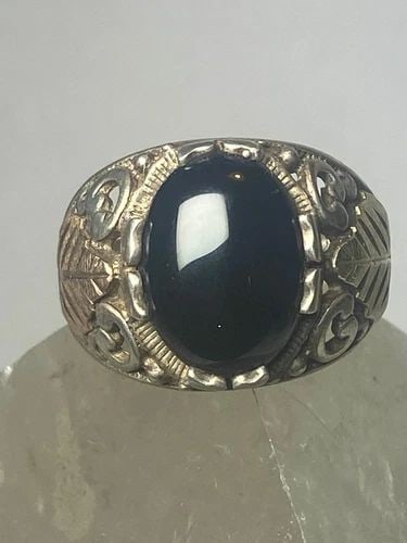 ONYX RING LEAF BAND STERLING SILVER WOMEN MEN: ONYX RING LEAF BAND STERLING SILVER WOMEN MEN Onyx ring leaf band sterling silver women men Size 13 Weight 10.9g Length 3/4" Width 1/2" Thinnest. 5/32"