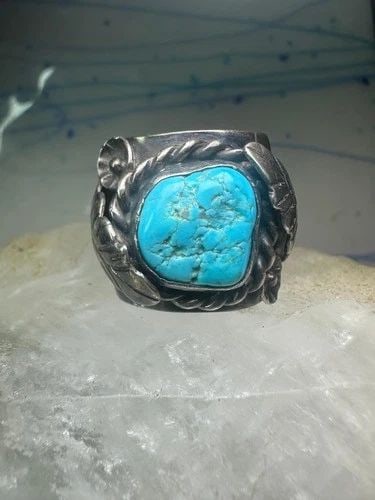 NAVAJO TURQUOISE RING LEAVES CIGAR BAND SIZE 11.75 STERLING SILVER WOMEN MEN: NAVAJO TURQUOISE RING LEAVES CIGAR BAND SIZE 11.75 STERLING SILVER WOMEN MEN Navajo Turquoise Ring leaves cigar band size 11.75 sterling silver women men Size 11.75 Weight 18.1g Width 7/8" Thinnest pa