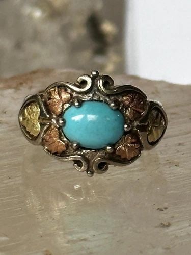 BLACK HILLS GOLD RING SIZE 4.75 TURQUOISE LEAVES STERLING SILVER BAND WOMEN GIR: BLACK HILLS GOLD RING SIZE 4.75 TURQUOISE LEAVES STERLING SILVER BAND WOMEN GIR Black Hills Gold ring size 4.75 turquoise leaves sterling silver band women girls Size 4.75 Weight 4.1g Width. 1/2" Thin