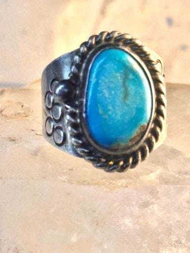 NAVAJO TURQUOISE RING VINTAGE BAND STERLING SILVER SIZE 12 WOMEN MEN: NAVAJO TURQUOISE RING VINTAGE BAND STERLING SILVER SIZE 12 WOMEN MEN Navajo turquoise ring vintage band sterling silver size 12 women men Size 12 Weight 14.4g Length. 1" Width 5/8" Thinnest part of ba