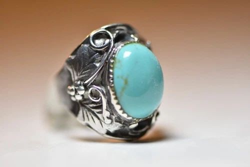 TURQUOISE RING NAVAJO LEAVES FEATHERS SOUTHWEST WOMEN STERLING SILVER: TURQUOISE RING NAVAJO LEAVES FEATHERS SOUTHWEST WOMEN STERLING SILVER Turquoise ring Navajo southwest women sterling silver Size 6.25 Between a size 6.25 and a size 6.50 Weight 11.8g Length of the rin