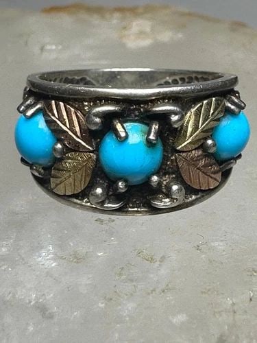 BLACK HILLS GOLD RING TURQUOISE BAND SIZE 4.75 STERLING SILVER WOMEN: BLACK HILLS GOLD RING TURQUOISE BAND SIZE 4.75 STERLING SILVER WOMEN Black Hills Gold ring turquoise band size 4.75 sterling silver women Size 4.75 Weight. 4.4g Width 3/8" Thinnest pat of band 3/16"