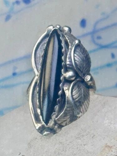 LONG ONYX RING NAVAJO SIZE 9 FEATHERS LEAVES STERLING SILVER WOMEN GIRLS: LONG ONYX RING NAVAJO SIZE 9 FEATHERS LEAVES STERLING SILVER WOMEN GIRLS Long Onyx ring Navajo size 9 feathers leaves Sterling silver women girls signed Signature Hard to Read Size 9 Weight. 8.8g Leng