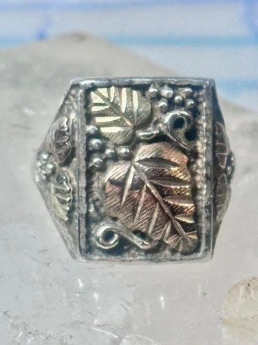 BLACK HILLS GOLD RING GRAPE LEAVES SIZE 9.5 PINKY STERLING SILVER WOMEN MEN: BLACK HILLS GOLD RING GRAPE LEAVES SIZE 9.5 PINKY STERLING SILVER WOMEN MEN Black Hills Gold ring grape leaves size 9.5 pinky Sterling silver women men Size 9.50 Between a size 9.50 and a size 9.75 We