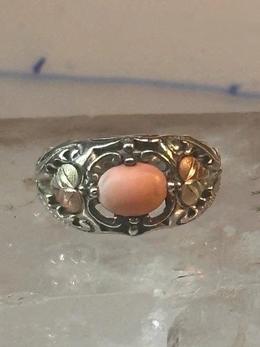 BLACK HILLS GOLD RING CORAL BAND LEAVES SIZE 6 STERLING SILVER WOMEN: BLACK HILLS GOLD RING CORAL BAND LEAVES SIZE 6 STERLING SILVER WOMEN Black Hills Gold ring coral band leaves size 6 sterling silver women Size 6 Weight 5.7g Width 7/16" Thinnest part of band 5/32"