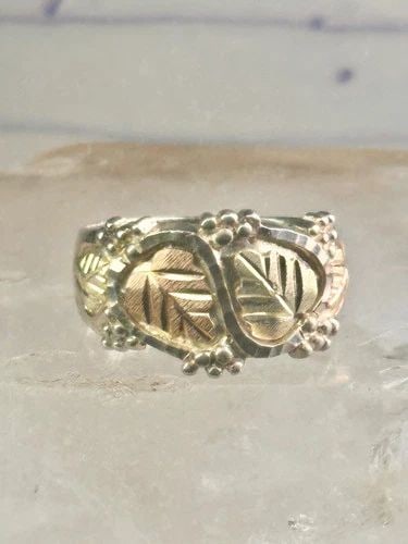 BLACK HILLS GOLD WEDDING RING LEAVES BAND SIZE 8.25 STERLING SILVER WOMEN MEN: BLACK HILLS GOLD WEDDING RING LEAVES BAND SIZE 8.25 STERLING SILVER WOMEN MEN Black Hills Gold wedding ring leaves band size 8.25 sterling silver women men Size. 8.25 Weight 5g Width. 1/2" Thinnest pa