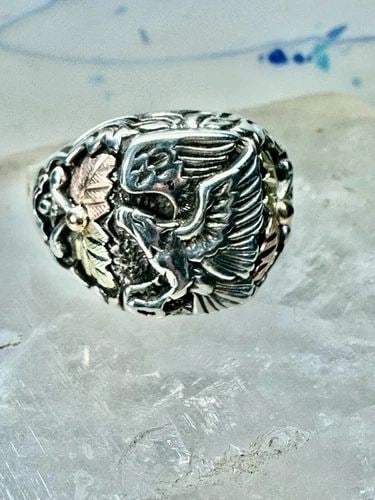 EAGLE RING BLACK HILLS GOLD BAND SIZE 13 STERLING SILVER WOMEN MEN: EAGLE RING BLACK HILLS GOLD BAND SIZE 13 STERLING SILVER WOMEN MEN Eagle ring Black Hills Gold band size 13 sterling silver women men Detailed with 12K over sterling silver on leaves Size 13 Weight 14