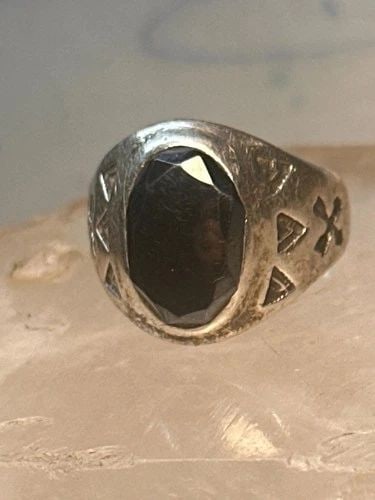 ONYX RING NAVAJO SIZE 9.25 CROSSED ARROWS BAND STERLING SILVER WOMEN MEN: ONYX RING NAVAJO SIZE 9.25 CROSSED ARROWS BAND STERLING SILVER WOMEN MEN Onyx ring Navajo size 9.25 crossed arrows band sterling silver women men Size 9.25 Between a size 9.25and a size 9.50 Weight 6.