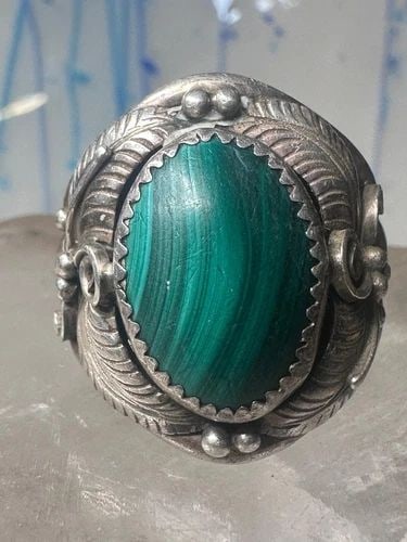 MALACHITE RING NAVAJO SIZE 12 STERLING SILVER WOMEN MEN SIGNED W BUFFALO LOGO: MALACHITE RING NAVAJO SIZE 12 STERLING SILVER WOMEN MEN SIGNED W BUFFALO LOGO Malachite ring Navajo size 12 sterling silver women men signed w buffalo logo Size 12 Weight 12.9g Length. 1" Width 5/8" T